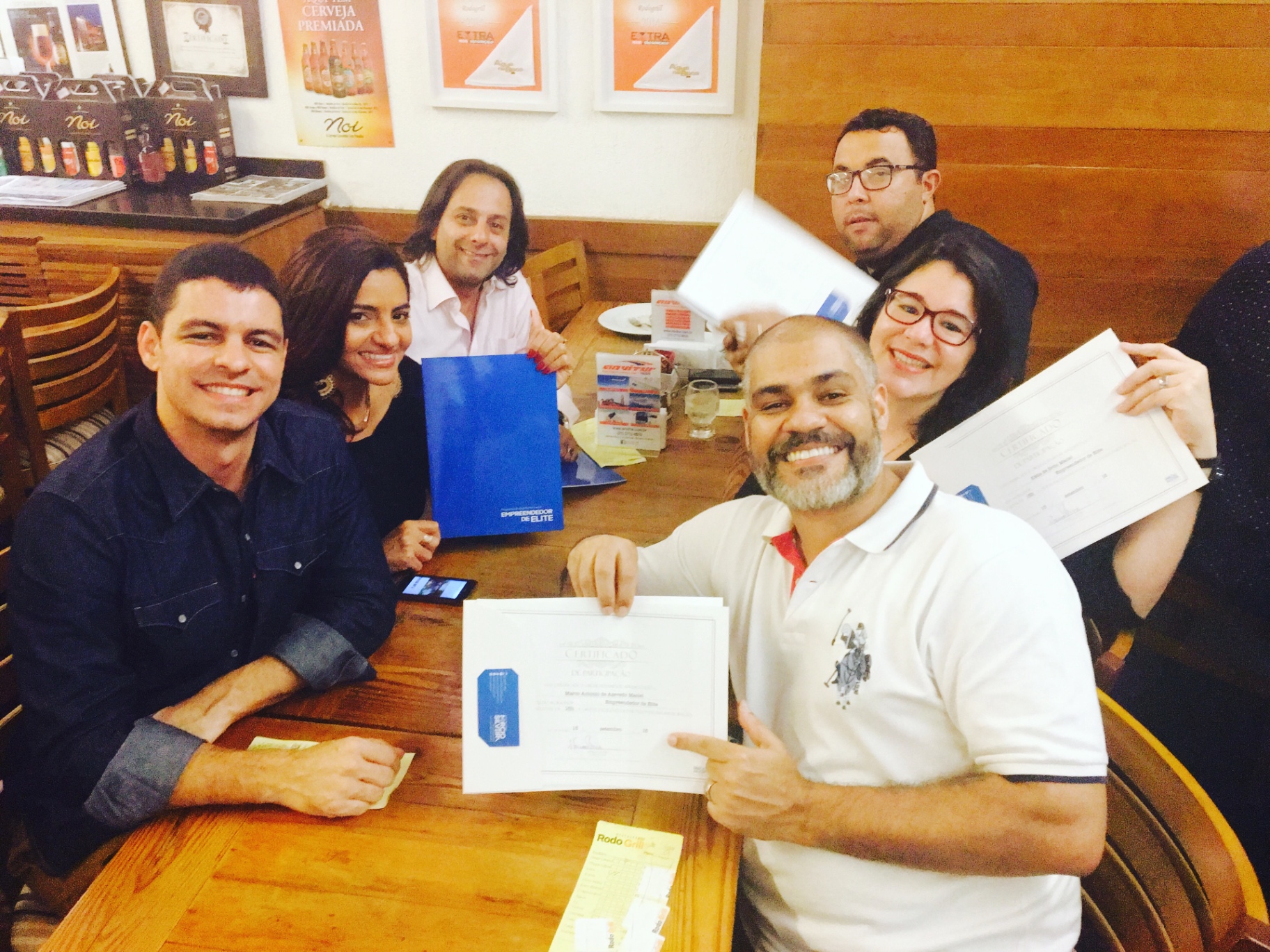 Márcio Silveira com alunos recebendo certificados