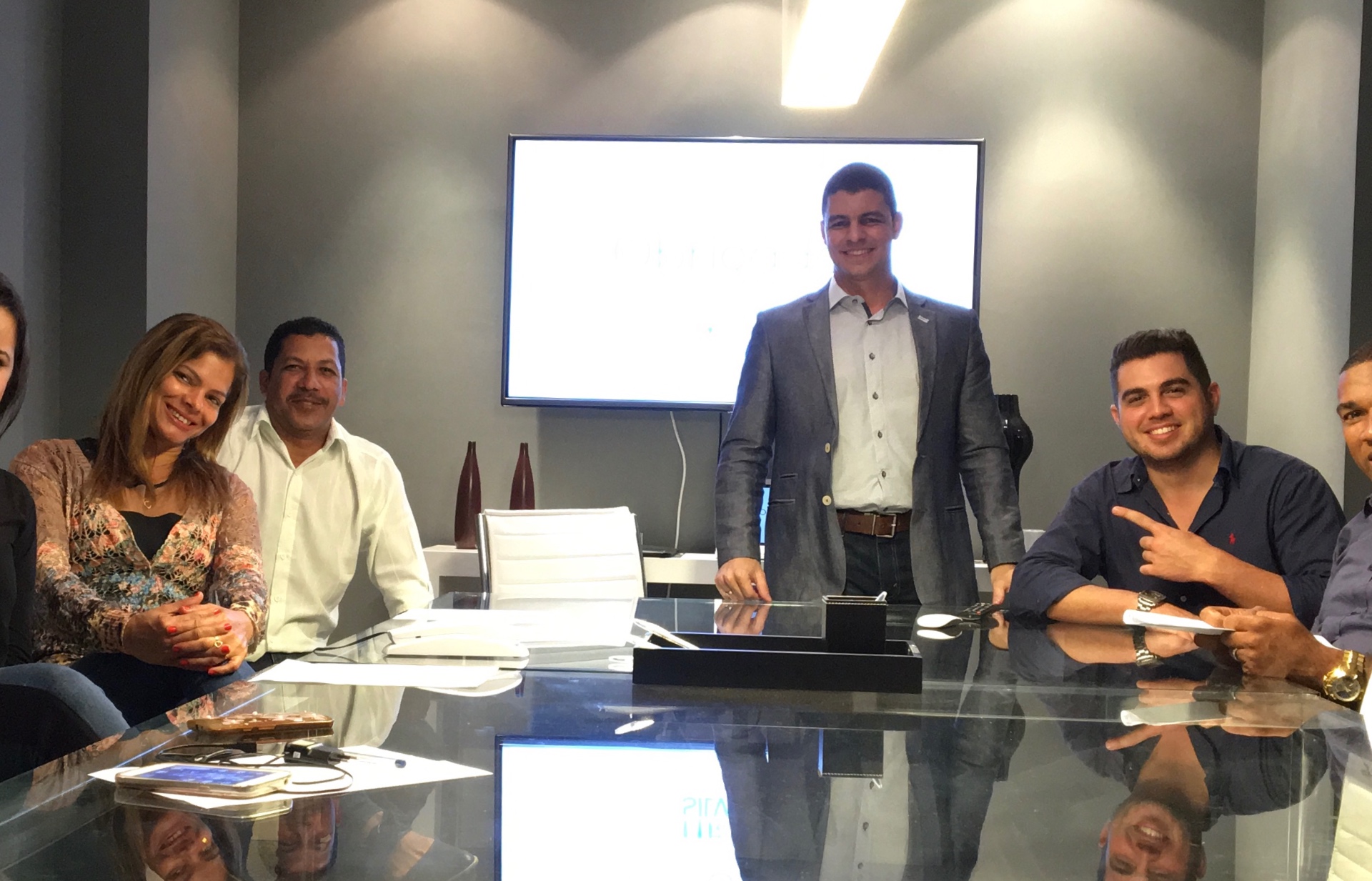 Márcio Silveira em reunião de consultoria com clientes